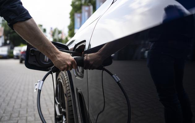 Elektrische auto aan oplader hangen