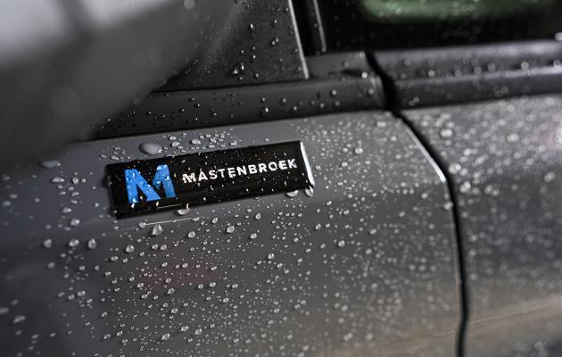 Mastenbroek Auto's logo op natte autodeur