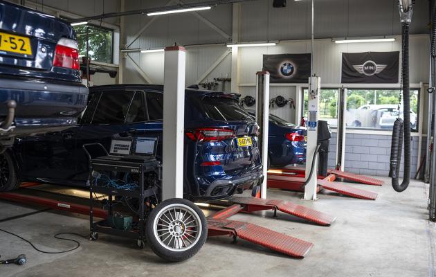 BMWs op de brug in de garage