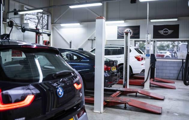 BMWs op brug in garage