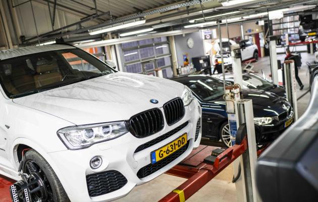 Auto's op brug in garage