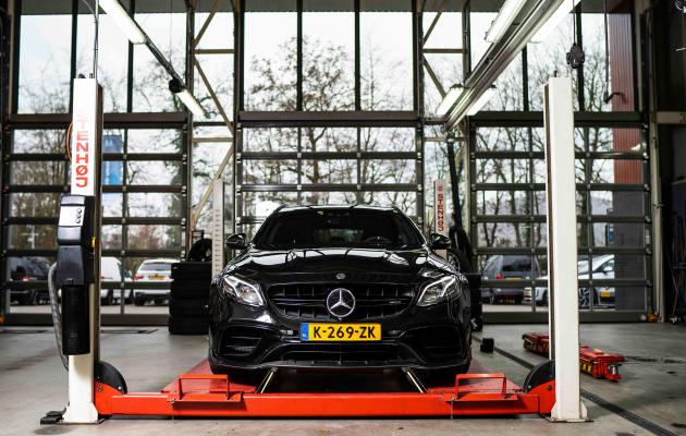 Mercedes op brug